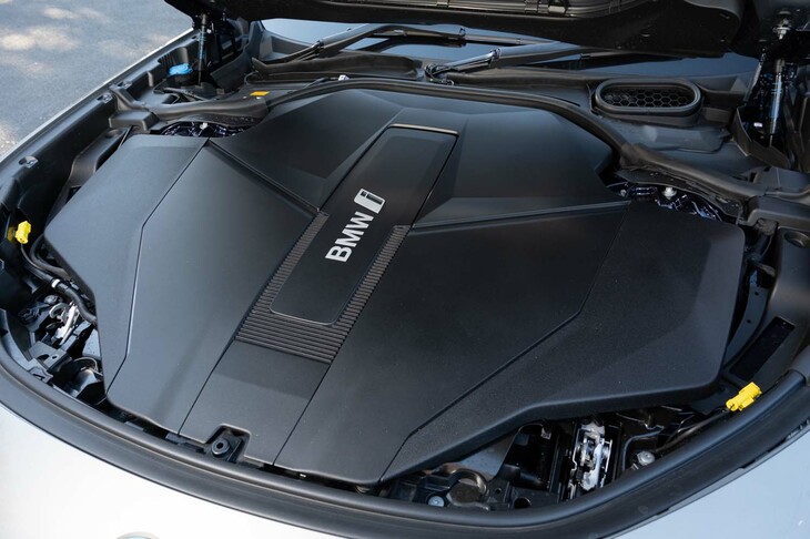 ボンネットを開けてみる。全面が「BMW i」と記された一枚物のカバーで覆われている。