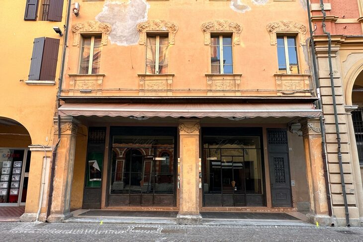 町内随一の喫茶店だったカフェ・イタリア跡と、リバティ様式の建物。