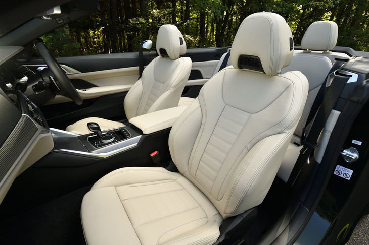 前席ヘッドレスト下部の吹き出し口から首や肩に温風を送る「エアカラー」が標準装備される「M440i xDriveカブリオレ」。ソフトトップを開けている時はシステムが車速と外気温度に応じて、風量と温度を自動的に制御する。