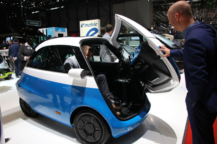 2017年に「イセッタの再来？」と話題を呼んだEV「ミクロリーノ」。メーカーのマイクロモビリティ・システム社（スイス）は、いよいよ生産型を展示した。実際の生産はイタリアのイモラで行われ、価格は1万2000ユーロ（約156万円）。