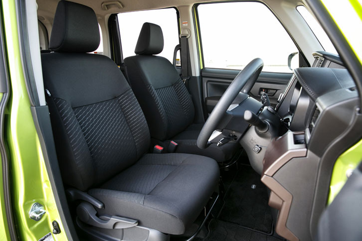 運転席と助手席の間にはセンターコンソールがなく、後席へのウオークスルーが可能となっている。