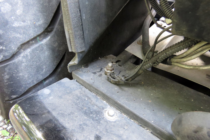 ボディーがプラスチックでできている「バイパー」は、普通のクルマよりアースが取れる場所が限られている。