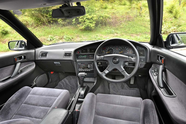 初代「レガシィ」のインテリア。最新モデルにまで続く良好な視界は、スバルの伝統ともいえるもの。シートやドアトリムには、東レのスエード調人工皮革「エクセーヌ」が用いられていた。