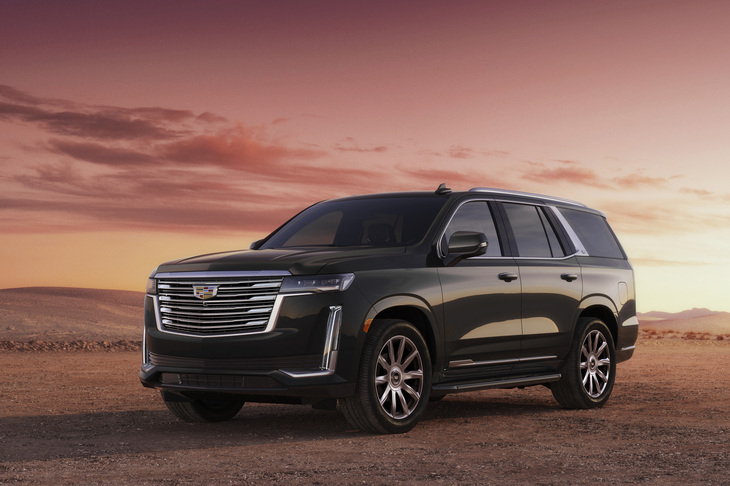 キャデラックブランドのフラッグシップSUV「エスカレード」。日本に導入されているのは最高出力416PSの6.2リッターV8を搭載するモデルで、価格は「プレミアム」が1640万円、「プラチナム」が1740万円、「スポーツ」が1800万円である。プレミアムは8人乗り、そのほかのグレードは7人乗りの設定だ。