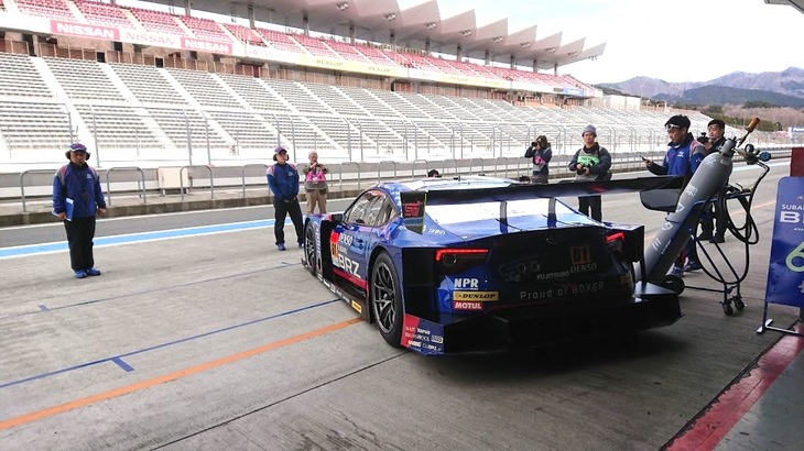 ピットから出て、本コース出走のときを待つ「BRZ GT300」。