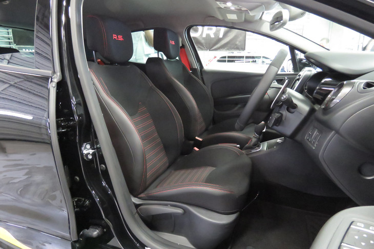 ルノー・ルーテシア ルノースポール18（フロントシート）