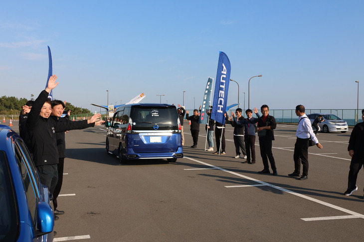 イベントのフィナーレは、参加した日産モータースポーツ＆カスタマイズ社員総出での、手を振ってのお見送り。次回の湘南での再会を願いながら、それぞれが帰路についていった。