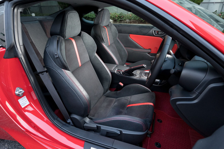 本革とウルトラスエードのシートは最上級グレード「RZ」専用。シートヒーターもRZにしか備わらない。