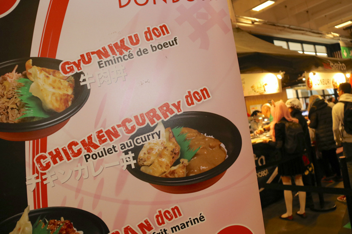 餃子も載っかっている。“ハイブリッ丼”といったところか。