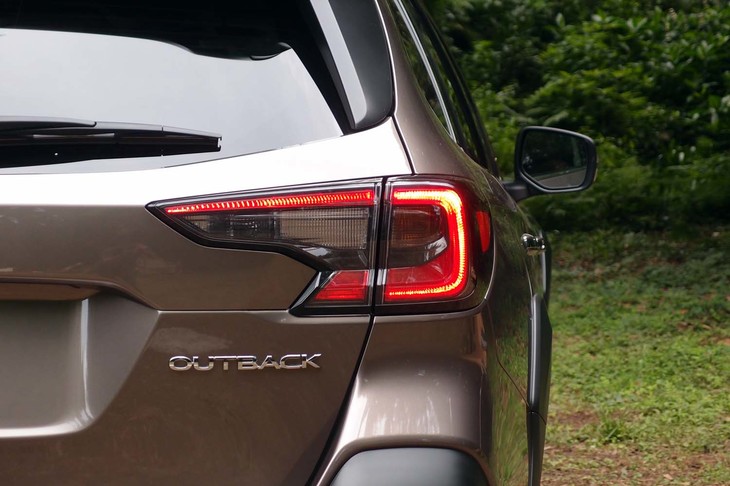 スバル・レガシィ アウトバック リミテッドEX（リアコンビランプ）