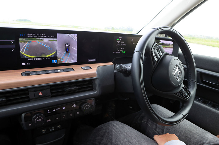 上級グレード「アドバンス」には自動駐車機能「Hondaパーキングパイロット」も搭載。操舵、アクセル／ブレーキ、前進／後退の切り替えと、すべての操作をシステムがこなしてくれる。
