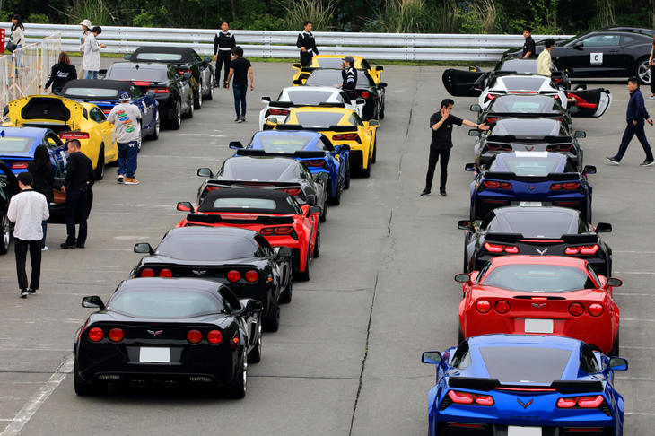 講習を受けるべく、特設コースが設けられたジムカーナ場に集合する参加者の「カマロ」と「コルベット」。今回はコルベットが18台、カマロが8台の計26台が参加した。