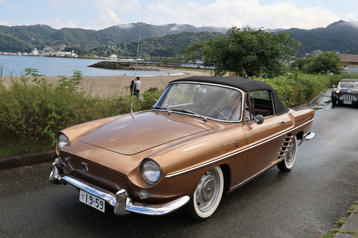 1959年「ルノー・カラベル コンバーチブル」。リアエンジンの小型セダン「ドーフィン」をベースとするクーペ／コンバーチブルで、北米市場では成り立ちが似ている「フォルクスワーゲン・カルマンギア」のライバル的存在だった。