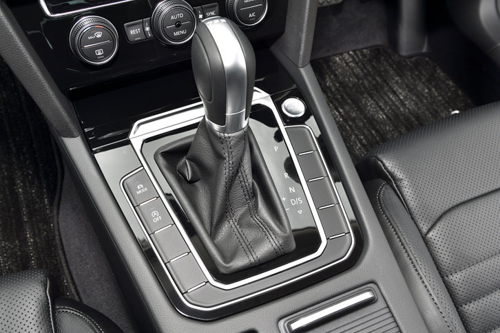 
	トランスミッションは、デュアルクラッチ式の6段AT。ステアリングホイールの裏にシフトパドルも備わる。
	