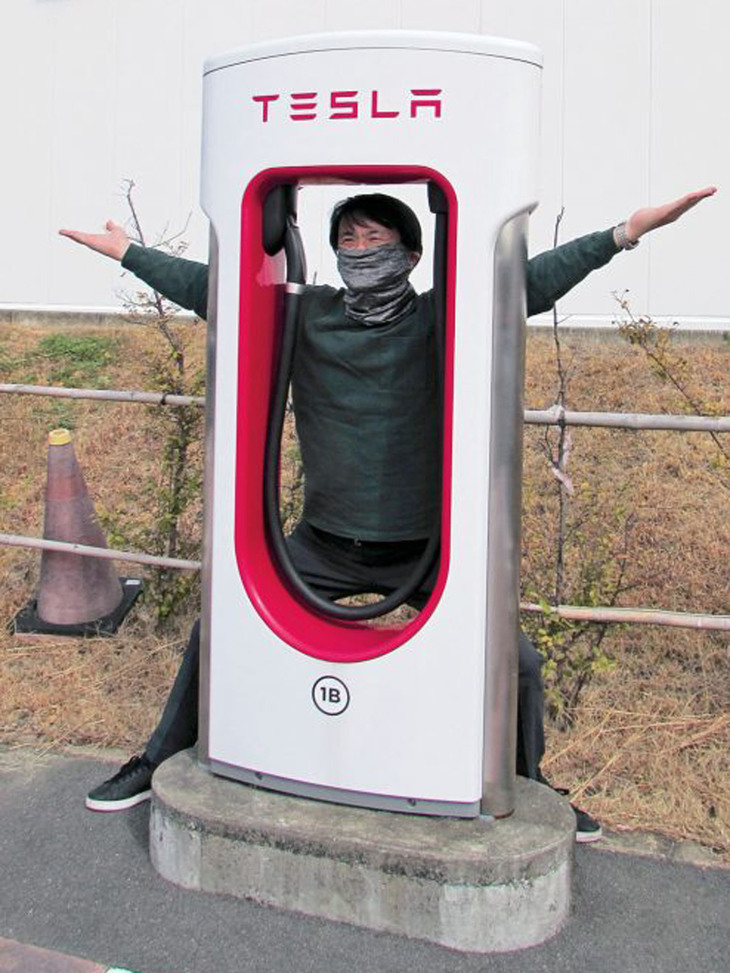 テスラはEVに何が必要かを真剣に考え、その答えとして「テスラスーパーチャージャー」による独自の高性能充電ネットワークの構築に取り組んだ。おかげでテスラ車は、ガソリン車にそれほど劣らない利便性を実現した。EV界ではテスラだけが貴族といえる。