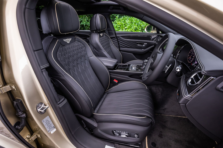 ダイヤモンドステッチが印象的なシート表皮デザインは、オプションの「マリナードライビングスペシフィケーション」に含まれるもの。傷の少ない北欧産の牛の革を厳選し、使用しているという。表皮カラーは試乗車の「ベルーガ」を含め、全15色から選択できる。