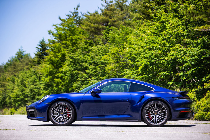 「911ターボ」のボディーサイズは全長×全幅×全高＝4535×1900×1303mm、ホイールベースは2450mm。