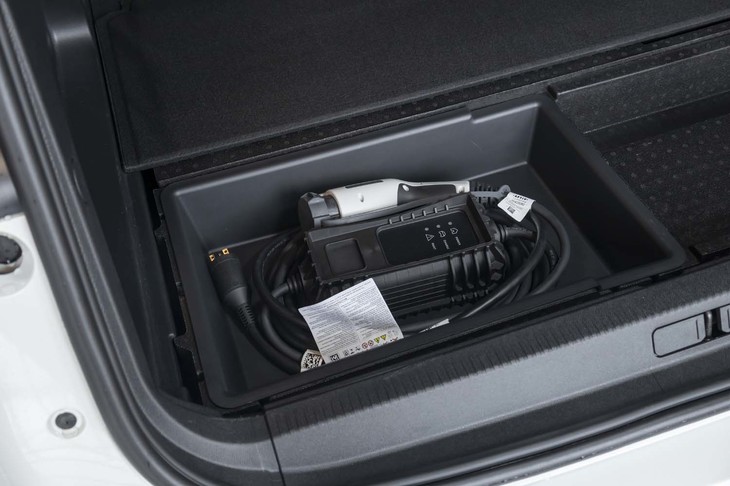 荷室の床下には充電ケーブルの収納スペースが用意されている。