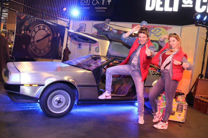 「デロリアンと写真を撮ろう」コーナーは健在。前回いたドク役が欠席した代わり、今回はガールフレンドのジェニファー役が加わっていた。