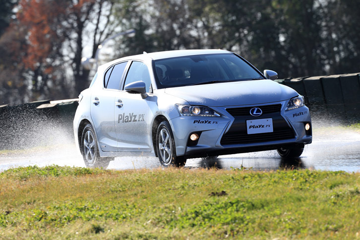 ウエットハンドリング路でのテストの様子。しっかりとしたステアリングフィールが印象的だった。