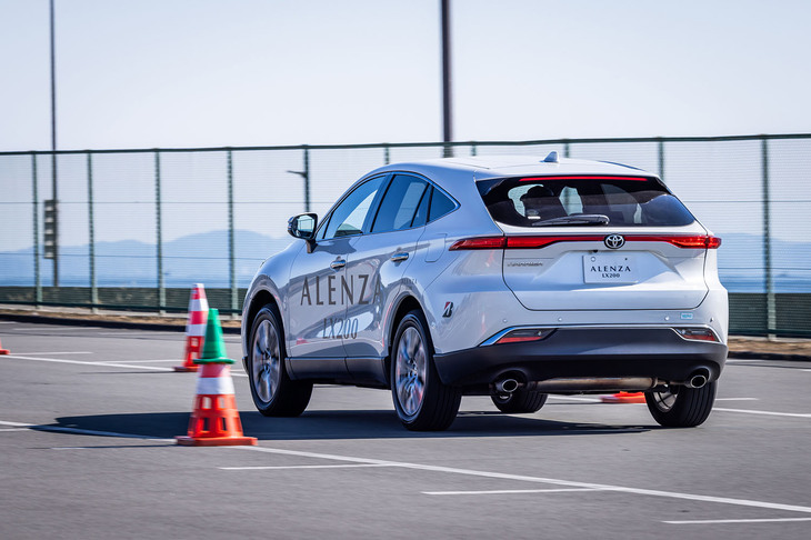 60km/hでのレーンチェンジを想定した「トヨタ・ハリアー」での試走。車線変更後の揺り返しやふらつきが抑えられ、安心してステアリング操作ができた。