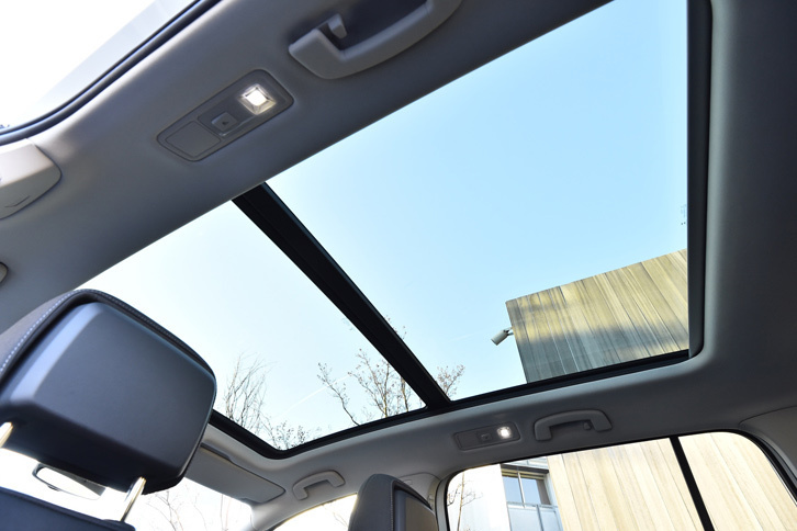 オプション装備のパノラマスライディングルーフは、最上級グレード「TSIハイライン」でしか選べない。