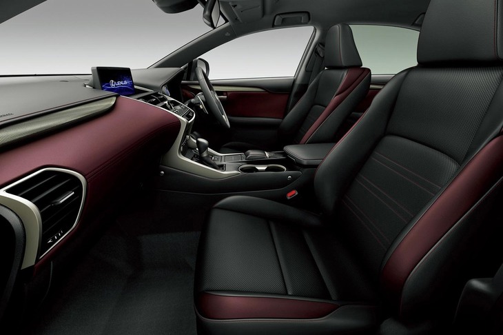 「NX“スパイス＆シック”」のインテリア。写真はクリムゾンカラーベースのもの。