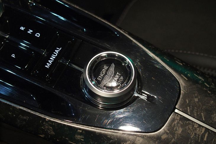 アストンマーティン・ヴァルハラ（エンジンスタート／ストップスイッチ）