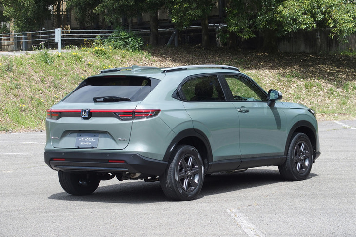 ホンダ・ヴェゼルe：HEV X HuNTパッケージ（リアビュー）