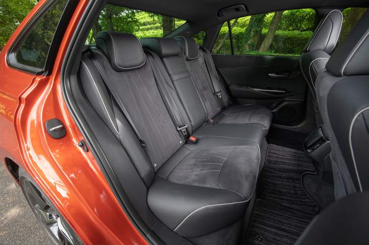 リアシートにトランクスルーやアームレストスルー機構はない。中央席の背もたれには、カップホルダー付きのセンターアームレストが備えられる。