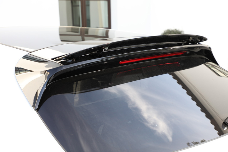 車速や走行モードに応じて自動で角度が変わる可動式のルーフスポイラー。「ポルシェコミュニケーション マネジメントシステム（PCM）」を介して、手動で操作することもできる。