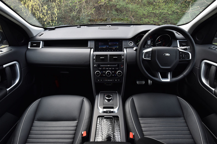 水平基調のインストゥルメントパネルが特徴的な、「ディスカバリー スポーツ」のインテリア。センターコンソールの上部には10.2インチのタッチスクリーンが備わる。