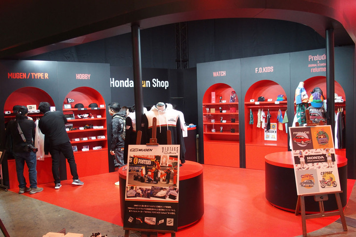 ホンダブースのアクセサリー販売コーナー。