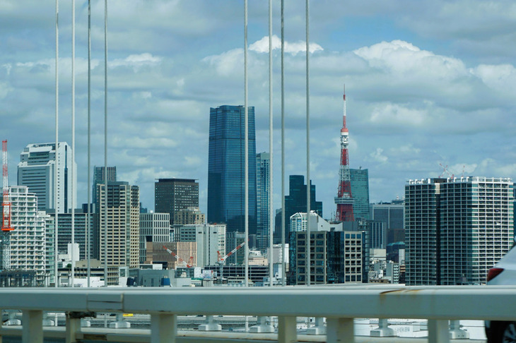 レインボーブリッジから見た東京タワーと麻布台ヒルズ森JPタワー。遠くから眺めれば、ほとんど隣といえる距離感である。