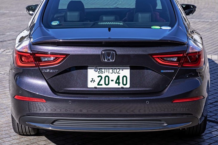 なだらかな角度と広い面積を持つリアウィンドウから、一見するとハッチバックのようにも見える「インサイト」のリアビュー。独立したトランクを持つ、セダンボディーのみのラインナップとなる。