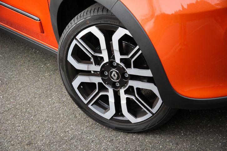 タイヤには他のグレードより幅が広く、偏平率の低い形状のものを採用。ヨコハマのエコタイヤというちょっと意外な銘柄についても、RRという駆動レイアウトや快適性とグリップ力とのバランスなどを鑑みて、たどり着いた結果だという。