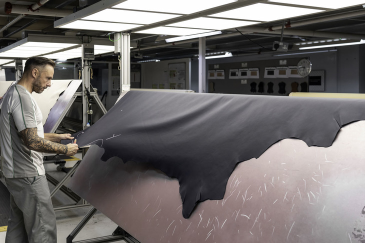 ベントレーがインテリアなどに使用するレザーは、北部ヨーロッパの専用牧場産。あらかじめキズのできにくい飼育が心がけられているという。