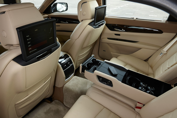 「CT6」には10インチディスプレイやワイヤレスヘッドフォン、リモコンからなる後席用エンターテインメントシステムが標準装備される。