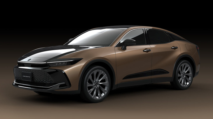 タイプの異なる4車種展開で大変な話題となった新世代「トヨタ・クラウン」だが、実際の販売台数を見るに、その先鋒（せんぽう）たる「クラウン クロスオーバー」だけではまだ起死回生とはいえそうにない。