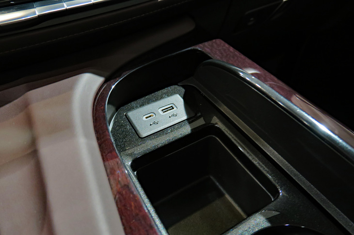 キャデラック・エスカレード スポーツ（USBソケット）