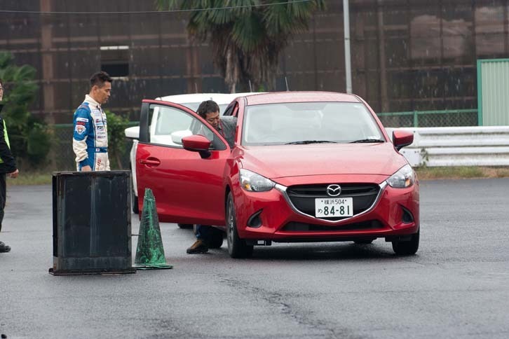 テスト走行に臨む筆者。「デミオ」のハンドルを握るのは初めてだった。