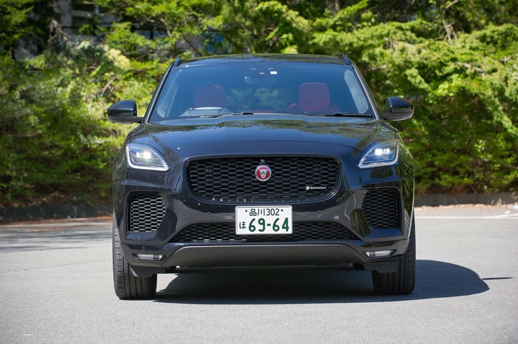 「ジャガーEペース」が日本に導入されたのは2018年2月のこと。比較的（？）抑えめな価格とコンパクトなボディーをフックに、これまでよりも年齢層の低い顧客や女性の取り込みを狙う新型SUVだ。