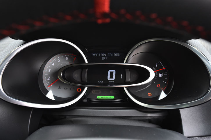 「ルーテシアR.S.トロフィー」のメーターパネル。写真に見られる通り、今回は「レースモード」をチョイスし、トラクションコントロールはオフの状態で試乗した。