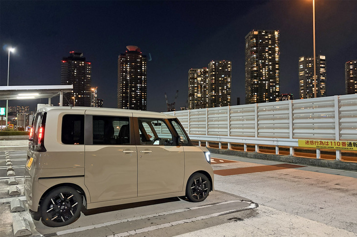 今回試乗した車両は、日本の伝統的な建築様式である「唐破風（からはふ）」にインスピレーションを受けたというデザインに車体上下が塗り分けられた「シナモンラテ×フローズンバニラパール」のプレミアムツートンカラーをまとっていた。同外板色は12万2100円の有償オプションである。