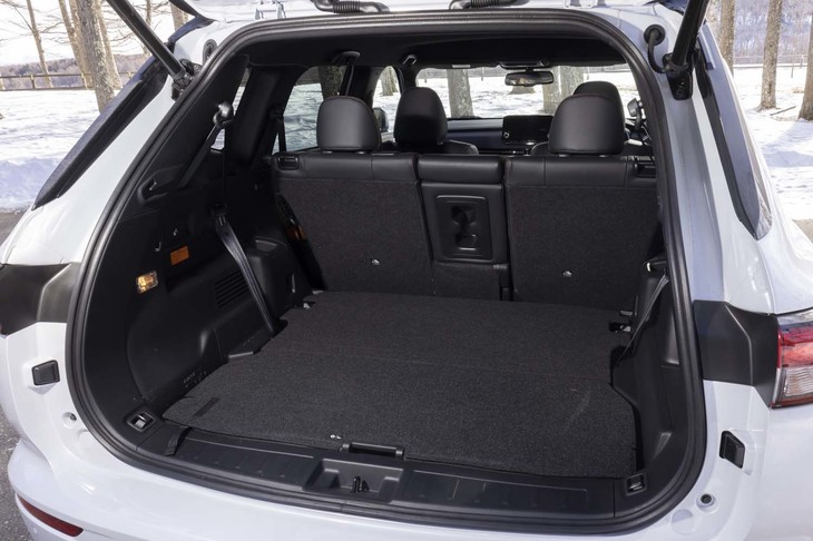 3列目シートを床下に収納したところ。この状態の荷室容量は634～646リッター。2列目シートまで全部倒すと1373～1390リッターにまで拡大できる。