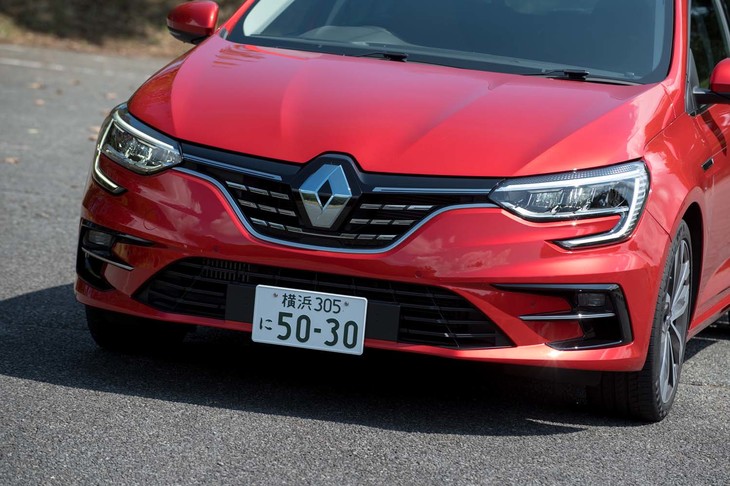 ドットパターンのフロントグリルを新たに採用。C字のヘッドランプのまわりにはストライプとダイヤモンドパターンの装飾があしらわれている。