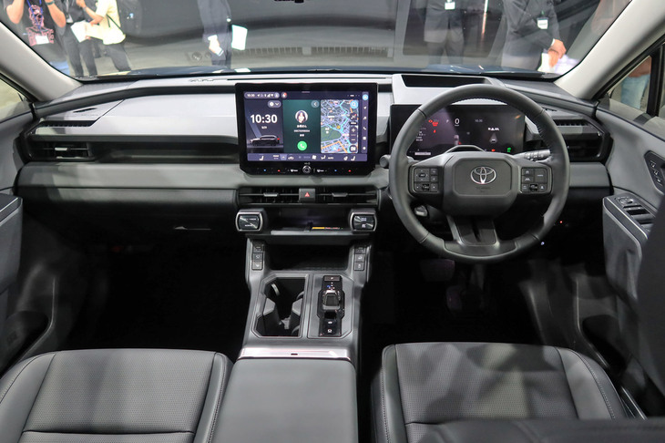 インテリアも先代と比べて明確に進化。トレンドである横基調のインパネもラギッドな雰囲気出しがうまく、トレイなど機能的な面も充実しており、とても秀逸に感じられた。