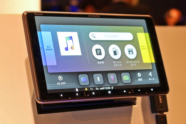 新世代の「楽ナビ」では、今回使用した埋め込みタイプのほかに、設置の自由度が比較的高いフローティングタイプのモデル（写真）もラインナップされている。適合するクルマの数は業界ナンバーワンで、2022年12月の時点で全548車種と豊富だ。（写真＝webCG）