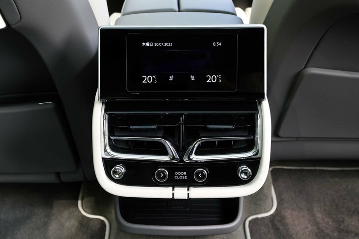 後席スペースの中央に備わる、空調などのコントロールパネル。リアドアには、オプションで電動クローズ機能も用意されている。