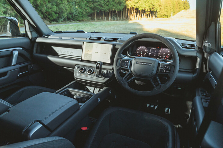 試乗車の内装色はエボニーのモノトーン。V8モデルにはスエードクロスのステアリングホイールが標準装備される。